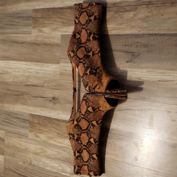 LEMON DROP BY PRIVILEGED  SNAKESKIN PRINT FABRIC STILETTO PEEP TOE BOOTS SZ 8 - Picture 14 of 15